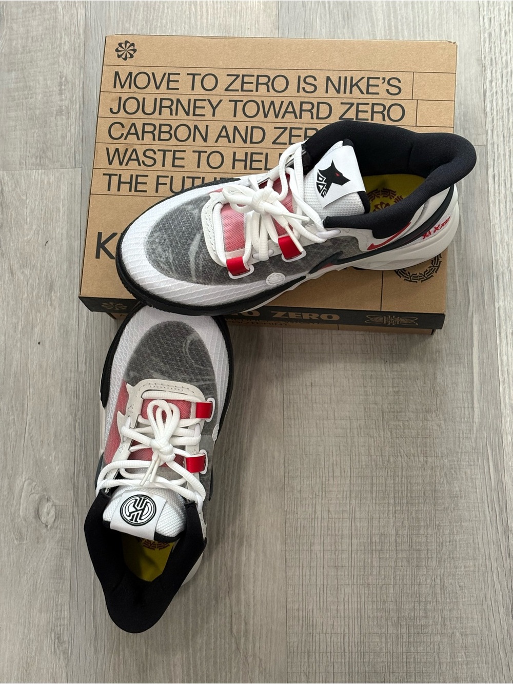 Nike White Black Red Training Sneakers BNWT AT-4/32.    Size 4Y